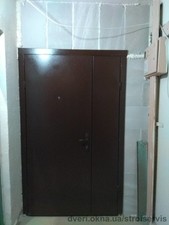 Тамбурные двухстворчатые входные двери в коридор &mdash; 